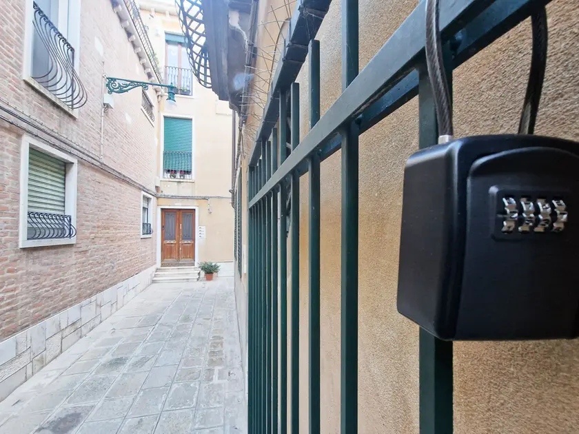 Stangata sugli affitti brevi nella manovra di bilancio: la risposta da Venezia