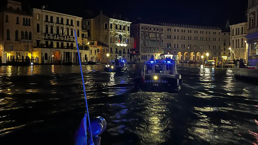 Controlli dei carabinieri in canal Grande