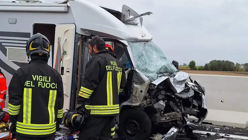 L'incidente tra il camper e il mezzo pesante è avvenuto poco prima delle 15 di mercoledì 22 ottobre
