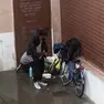 Si drogano in piazza
