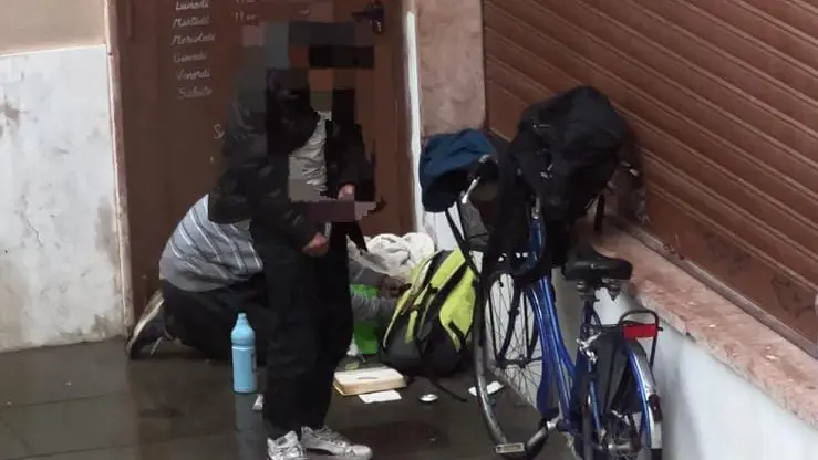 Si drogano in piazza
