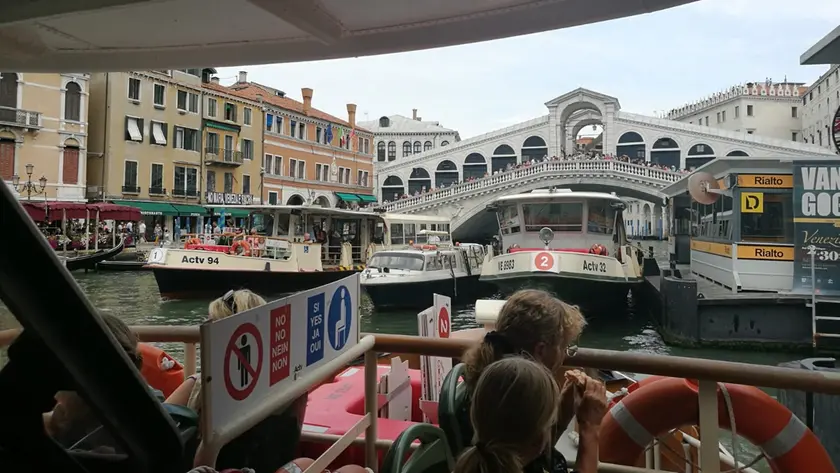 Un vaporetto Actv in canal Grande