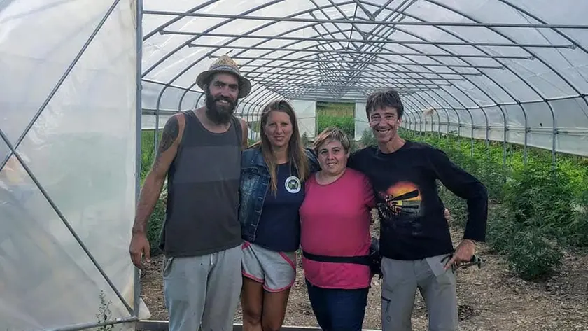 Nicola Tassotto, il primo da destra, con lo staff di Green Ladybug