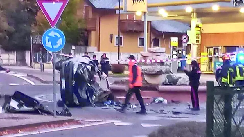 L'auto ribaltata sulla rotonda ad Asiago