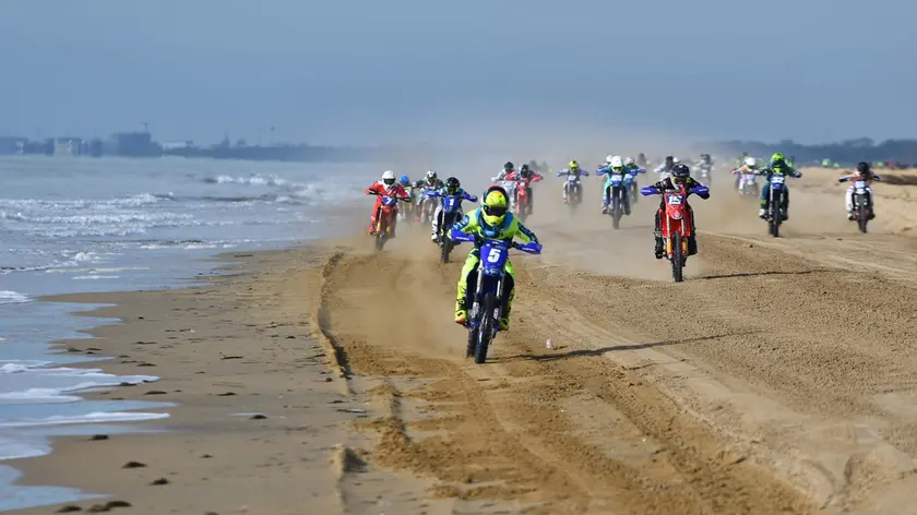Un momento della sand storm a Bibione