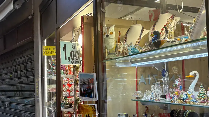 Gadget tutto a un euro, così cambia il commercio alle Mercerie a Venezia