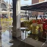 Il plateatico del Gran Caffè Quadri con l’acqua alta: i tempi per mettere in sicurezza l’insula marciana si allungano per la burocrazia