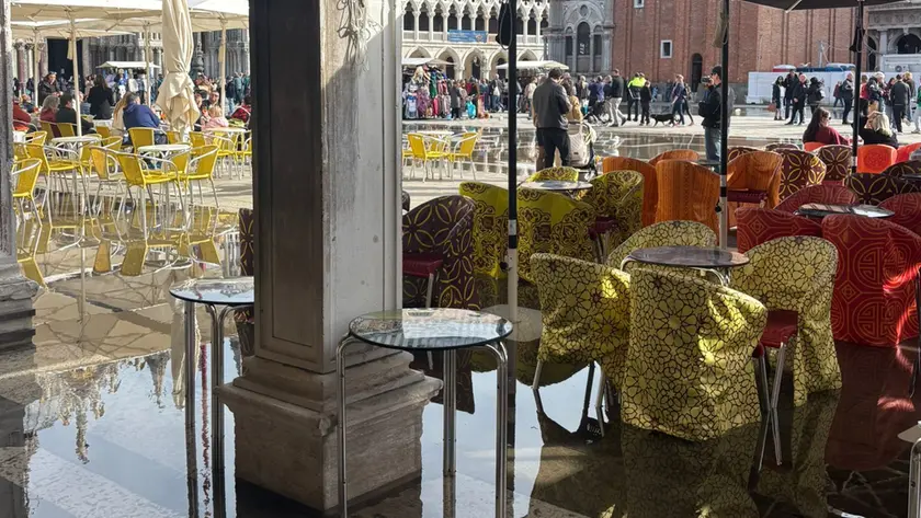 Il plateatico del Gran Caffè Quadri con l’acqua alta: i tempi per mettere in sicurezza l’insula marciana si allungano per la burocrazia