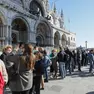 Turisti in coda per l'entrata in Basilica di San Marco