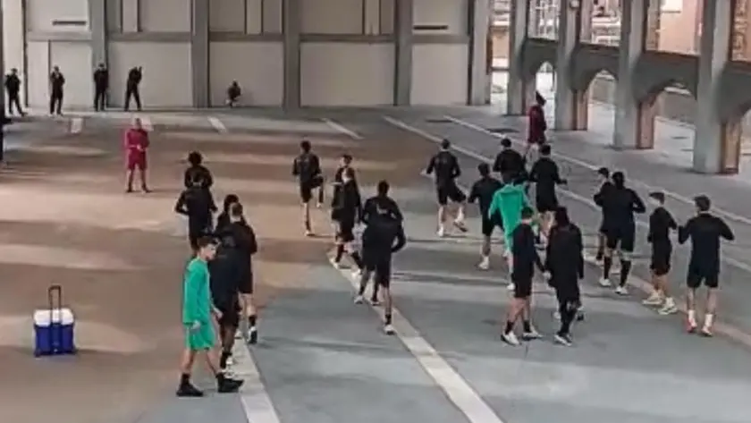 I giocatori del Venezia durante la sgambata a Murano