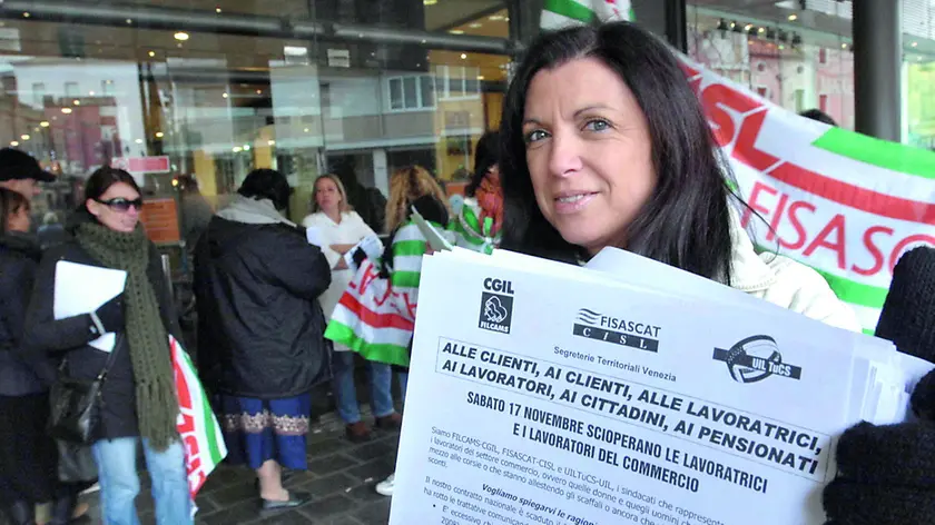 Una delle tante proteste che si sono tenute in centro a Mestre per il rinnovo del contratto di lavoro