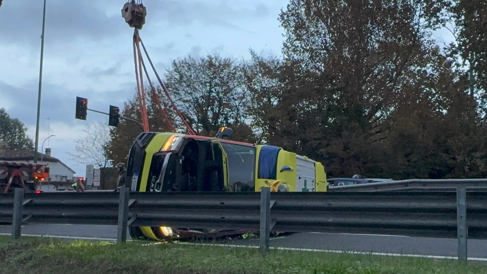 Dopo lo scontro l'ambulanza si è ribaltata sul fianco (foto Lorenzo Pòrcile)