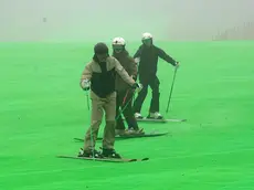 Le discese effettuate dai maestri di sci sulla superficie sintetica del Campo Scuola del Nevegal