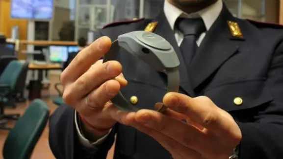 Braccialetto elettronico al marito violento