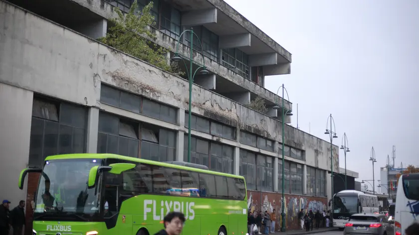 Il palazzo ex Poste accanto alla stazione ferroviaria di Mestre: attualmente si fermano gli autobus Flixbus (foto Pòrcile)