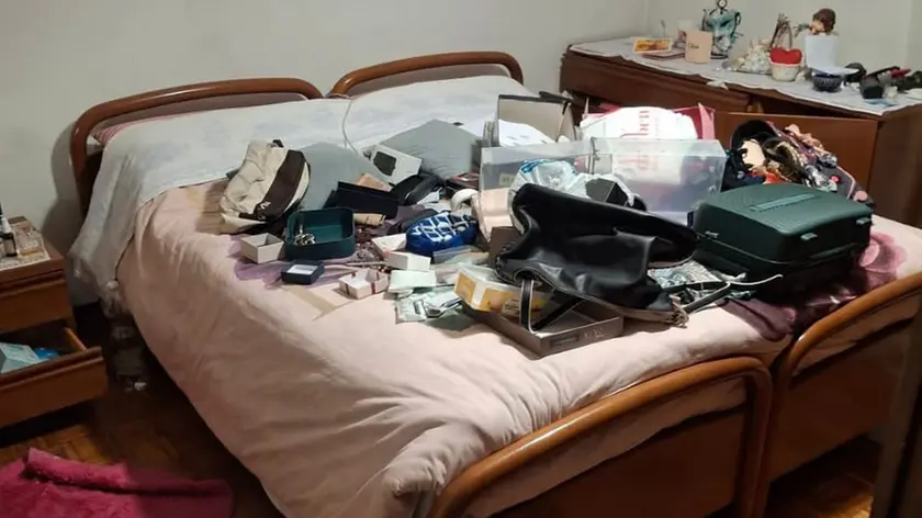 La camera dell'abitazione di via Porara messa sottosopra dai ladri