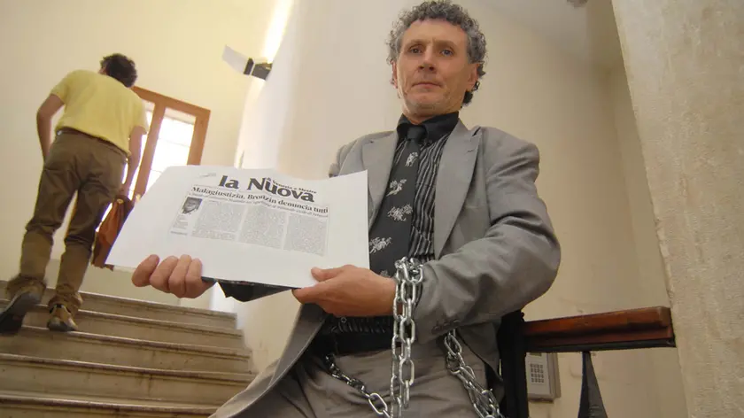L'ex vicesindaco Ileno Bronzin in catene all'epoca della protesta in Tribunale