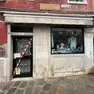 Il negozio di paccottiglia chiuso in salizada de lo Spezier