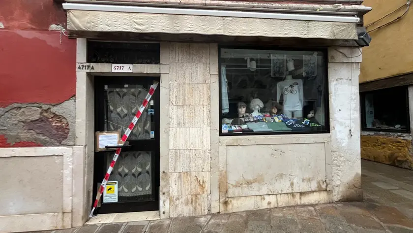 Il negozio di paccottiglia chiuso in salizada de lo Spezier