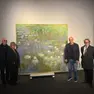 Goldin vicino al quadro con le ninfee di Monet simbolo della mostra a Santa Caterina a Treviso