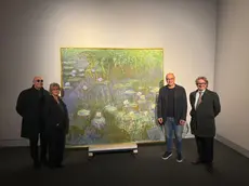 Goldin vicino al quadro con le ninfee di Monet simbolo della mostra a Santa Caterina a Treviso