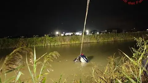 Il recupero dell'auto finita nell'Adigetto