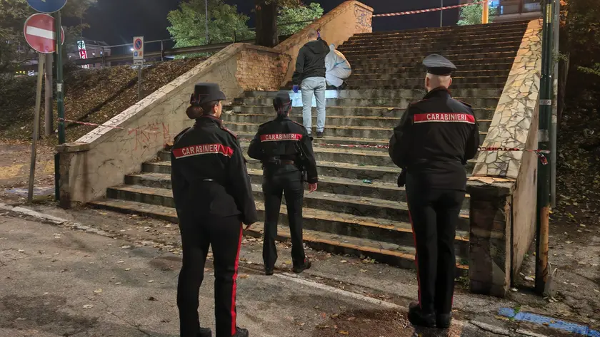 I carabinieri sul luogo dell'accoltellamento