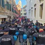 La polizia schierata per impedire ai contestatori di raggiungere Ca' Foscari (foto Matteo Tagliapietra/Interpress)