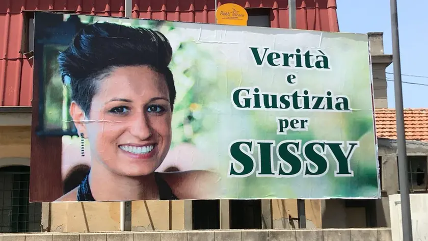 Uno striscione per tenere alta l'attenzione sul caso di Sissy Trovato Mazza
