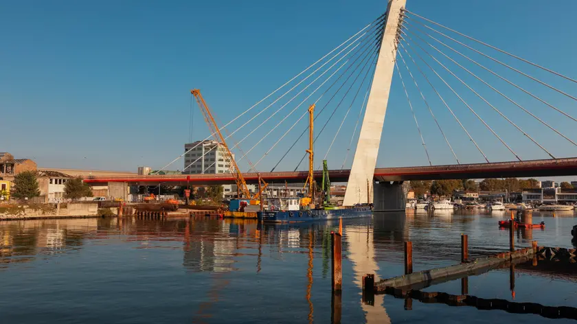 La chiatta e il cantiere allestito per la realizzazione del ponte ferroviario