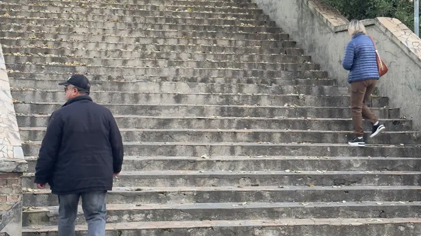 La scalinata dove é avvenuto l accoltellamento