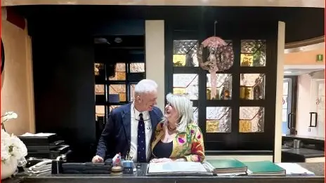 Luigi e Lorella Zanchin dietro al banco della reception dell’albergo Garibaldi di Mestre