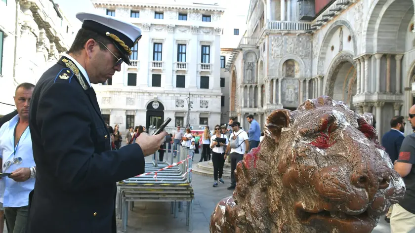 Uno dei leoncini di San Marco imbrattati dai vandali