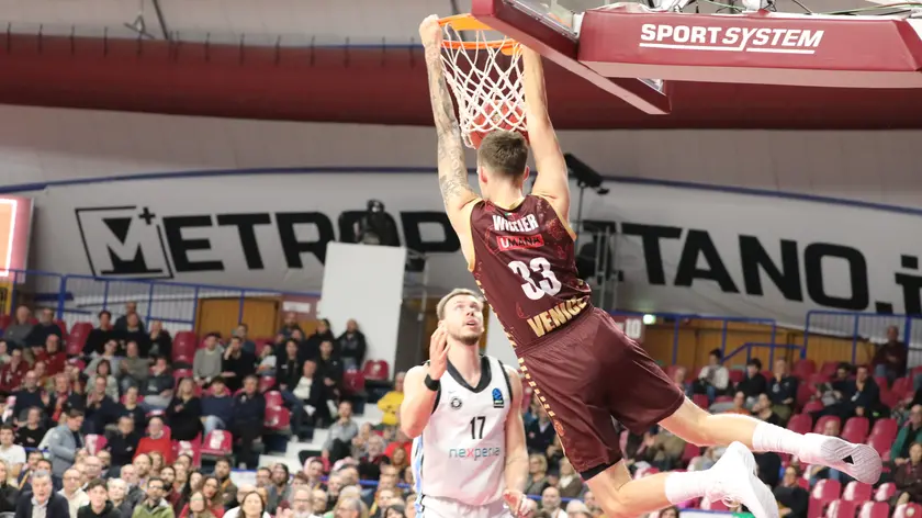 Un'azione di Reyer-Amburgo (foto Lorenzo Pòrcile)