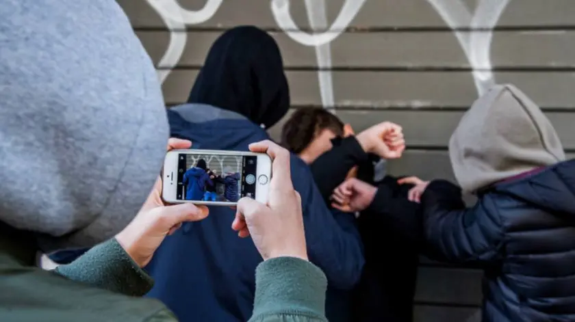 Picchiavano i compagni e poi diffondevano i video dei pestaggi: otto denunciati