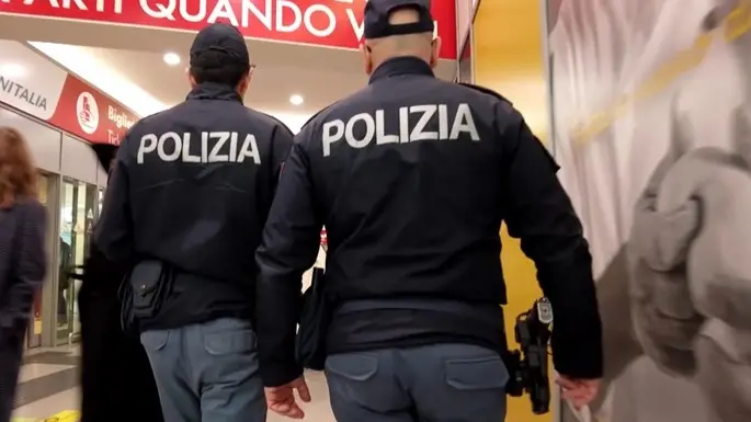 Facchini abusivi nelle stazioni di Venezia e Mestre: scattano multe e allontanamenti