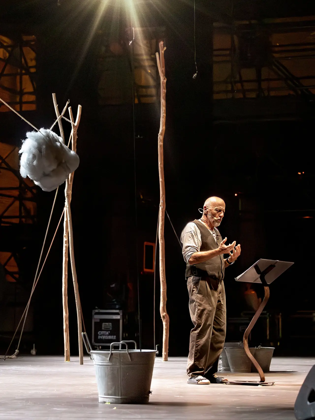 Marco Paolini sul palco del suo “Bestiario Idrico” (foto Moretto)