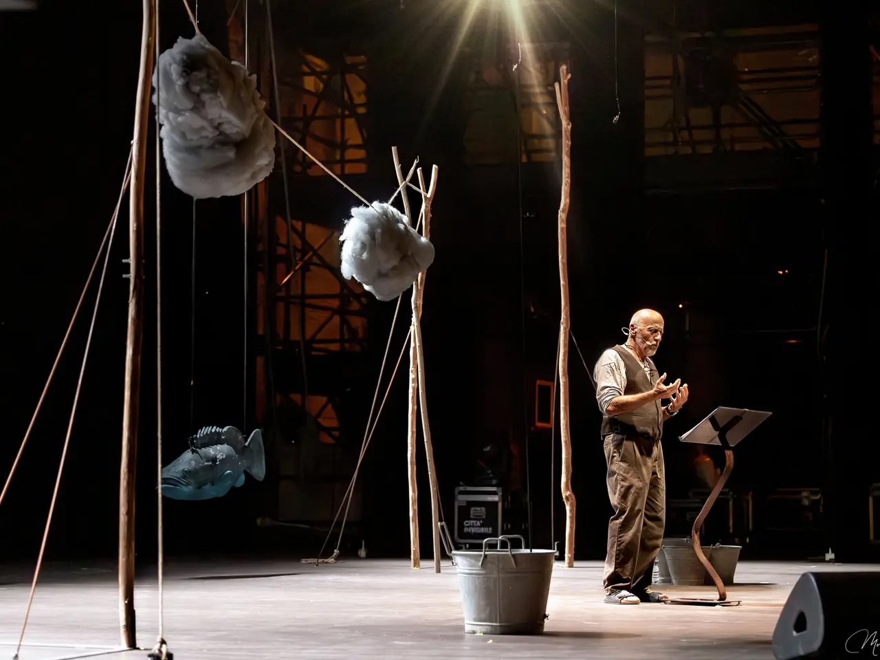 Marco Paolini sul palco del suo “Bestiario Idrico” (foto Moretto)