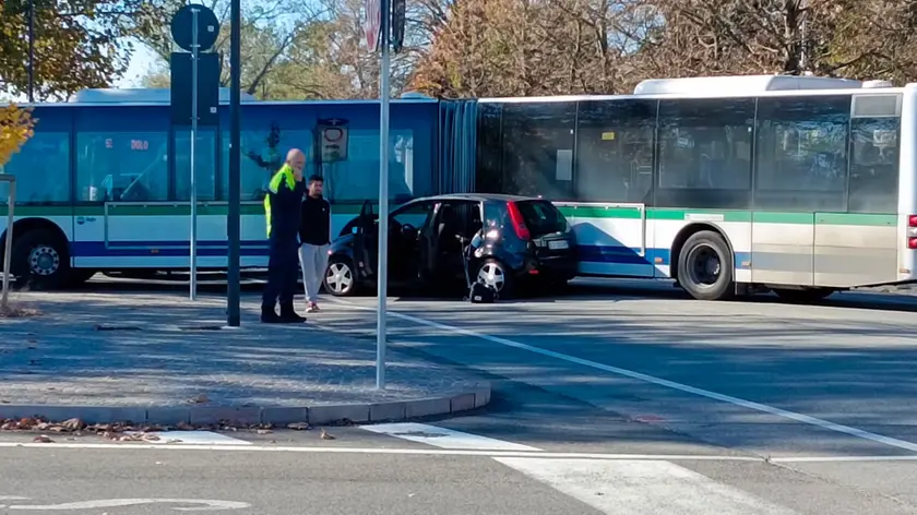 L'auto finita contro l'autobus a Dolo
