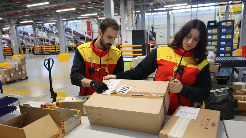 Due addetti dell’hub logistico della Dhl a Casier (Treviso)