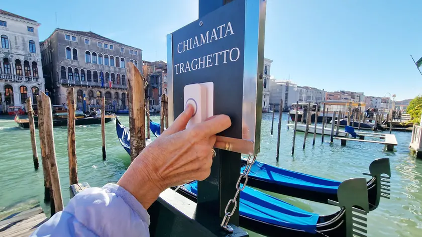 Il campanello installato in riva del Vin, a Rialto