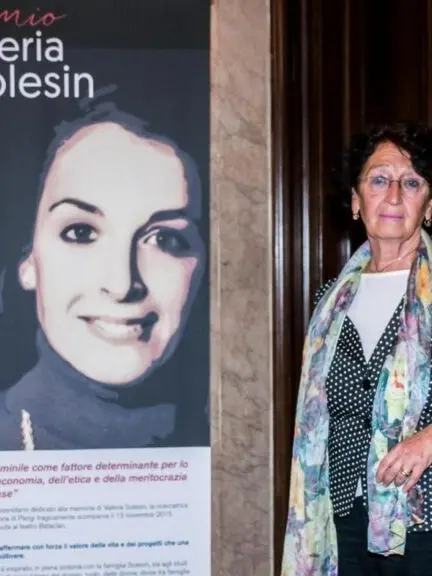 Luciana Milani, la madre di Valeria Solesin accanto al ritratto della figlia, opera di Jean-Francois Deroubaix (foto di Pierluigi Cattani Faggion per il T Quotidiano)