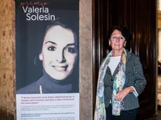 Luciana Milani, la madre di Valeria Solesin accanto al ritratto della figlia, opera di Jean-Francois Deroubaix (foto di Pierluigi Cattani Faggion per il T Quotidiano)