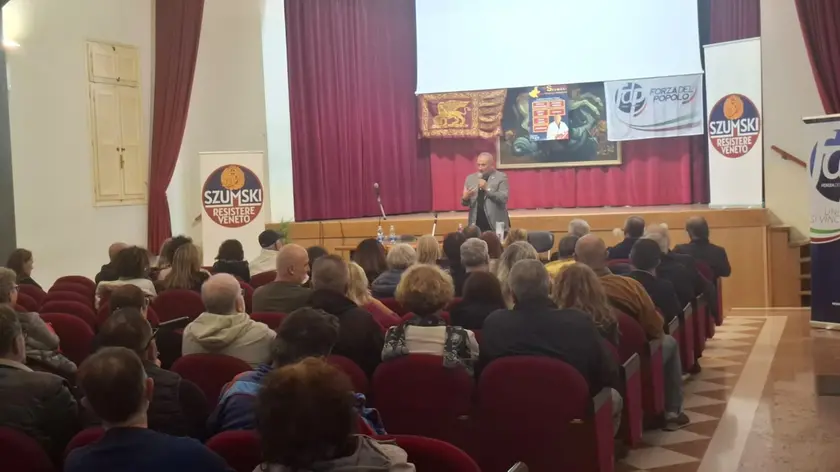 Riccardo Szumski a un incontro elettorale