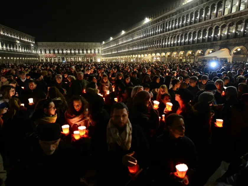 Venezia 18.11.2015 - Fiaccolata in piazza San Marco per ricordare Valeria Solesin, la ragazza veneziana uccisa nell'attentato al Bataclan di Parigi, venerdì scorso. Alla manifestazione spontanea hanno partecipato circa settemila veneziani.