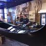 Maestri d'ascia al lavoro per la costruzione di una gondola