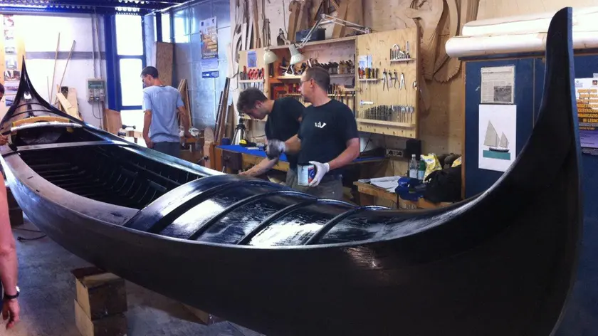 Maestri d'ascia al lavoro per la costruzione di una gondola