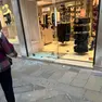 La vetrata in frantumi da Golden Point in calle del Teatro