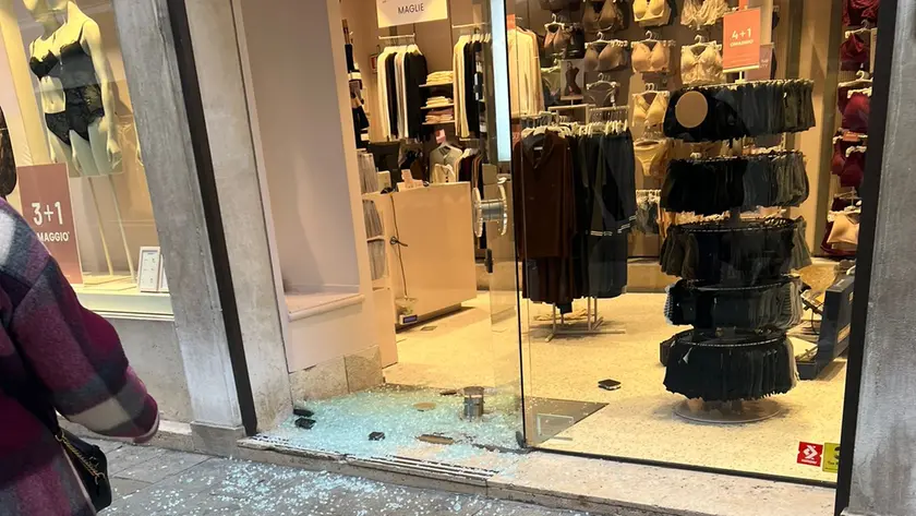 La vetrata in frantumi da Golden Point in calle del Teatro