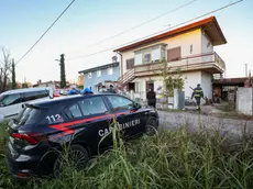 I carabinieri davanti alla villetta di Sdraussina (Tibaldi)